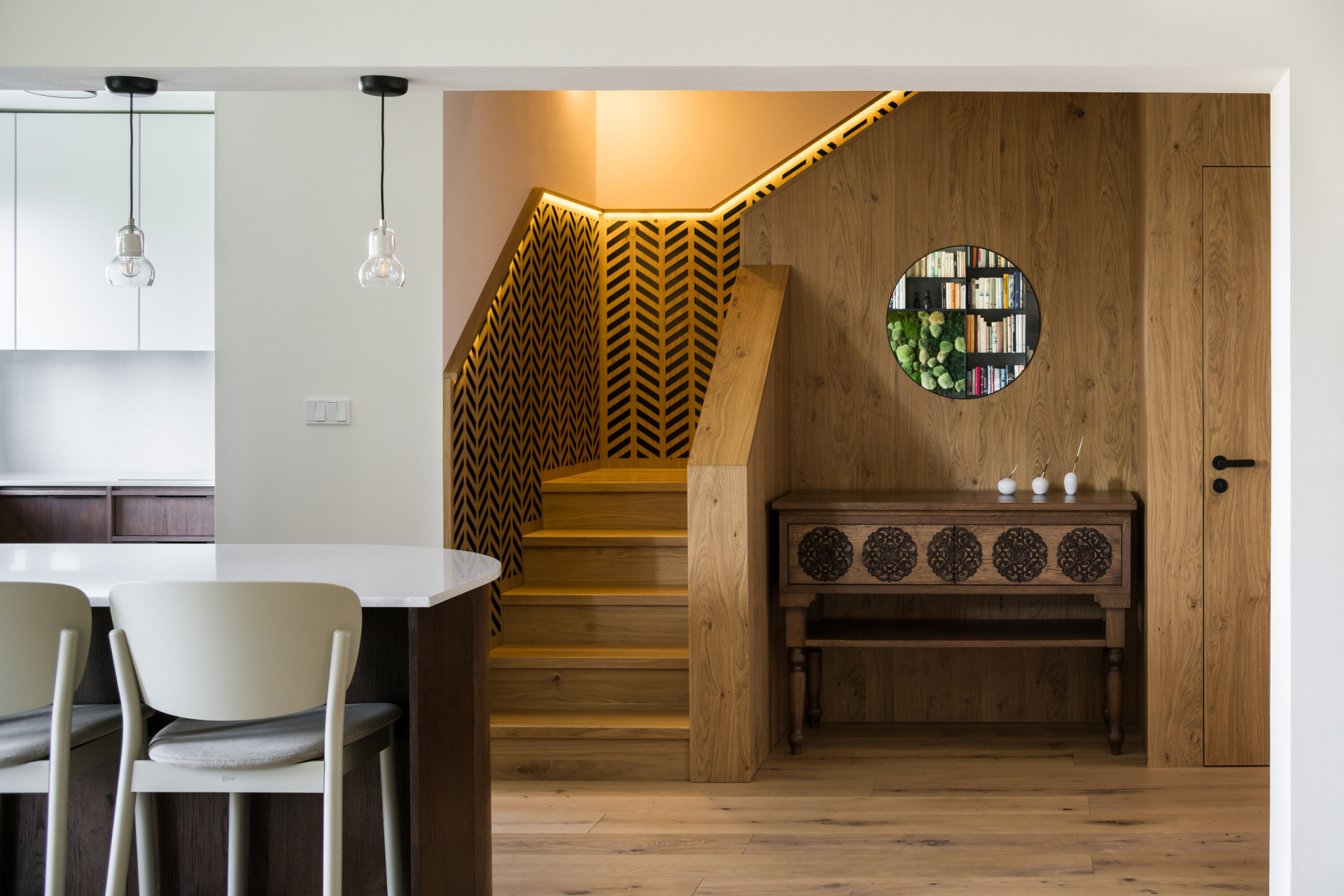 Rekonstrukce řadového domu u letiště, No Architects: Hlavním materiálem rekonstrukce interiéru se stalo, stejně jako u schodiště, dřevo v proměnlivých odstínech