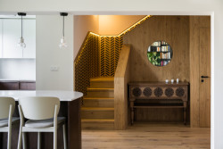 Rekonstrukce řadového domu u letiště, No Architects: Hlavním materiálem rekonstrukce interiéru se stalo, stejně jako u schodiště, dřevo v proměnlivých odstínech