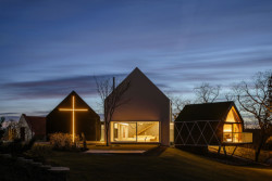 Nalevo je garáž s pracovnou, v největším "domku" hlavní obytné prostory, napravo apartmán pro hosty. (Vila v Trněném Újezdě, de.fakto)