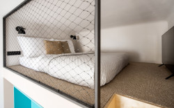 Garsonka "U Výstaviště" v Praze-Holešovicích, DesignPro: Byt má vysoké stropy, proto mohlo být vybudováno spací patro