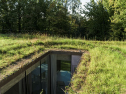 Škola z/lomu u Kamenné Lhoty, a69: Dovnitř dispozice světlo přivádějí malá atria.