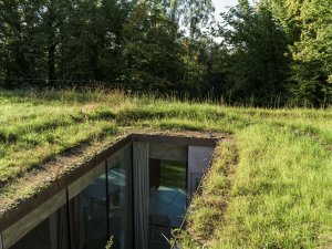 Škola z/lomu u Kamenné Lhoty, a69: Dovnitř dispozice světlo přivádějí malá atria.