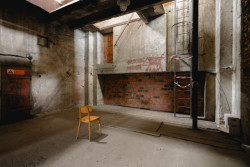 Expozice v Rudé věži smrti, studio COSMO: Jedna židle a pohled vzhůru