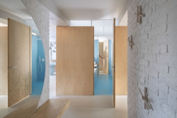 Březová dýha a odhalené cihly s bílým nátěrem. Na podlaze našla uplatnění polyuretanová stěrka, která se svou krémovou barvou nechává vyniknout ostatní materiály. ("Open space" byt v Hodoníně od Atel!er)