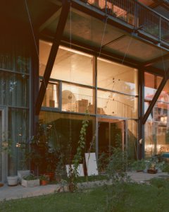 V prvním podlaží jsou mezonetové ateliéry kombinované s bydlením. (Komunitní bydlení v bývalé industriální zóně; Clauss Kahl Merz Atelier)