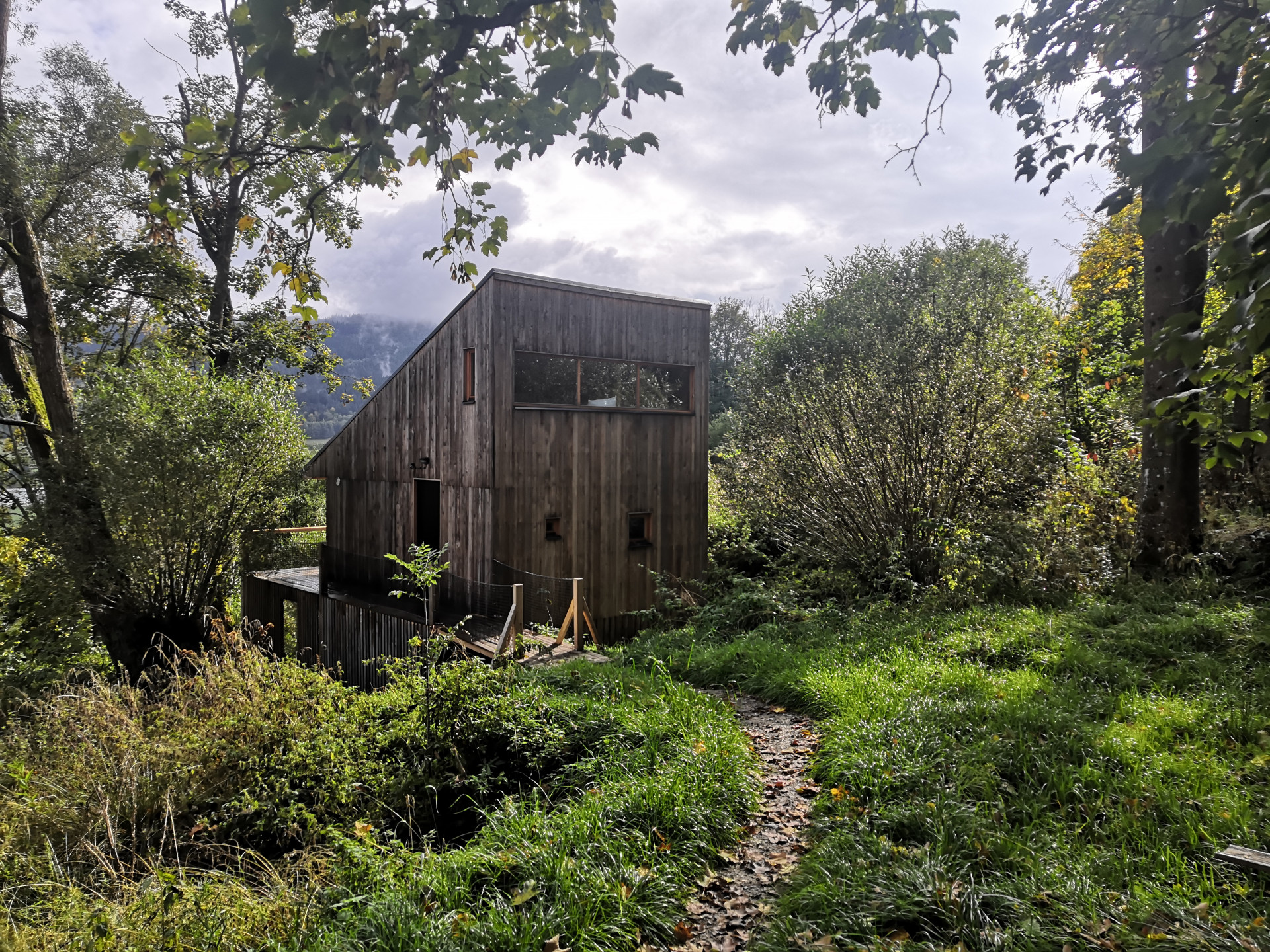 Tři domky v CHKO Šumava od Sokoban studio