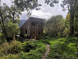 Tři domky v CHKO Šumava od Sokoban studio