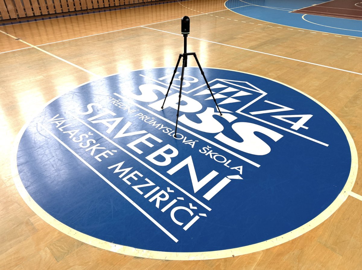 BLK360 během zaměřování školní tělocvičny 