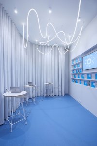 Pásky jsou umístěny zdánlivě nahodile. (Provozovna v pasáži Černá růže, RDTH architekti)