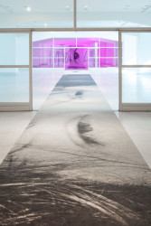 Výstava se koná v mezaninu Veletržního paláce. (Výstava Libuše Jarcovjaková, ateliér AnnaMAT)