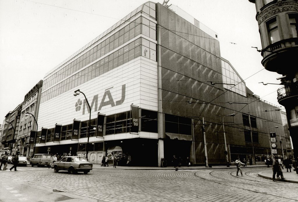 Původní lehký závěsný plášť a pásová okna navrhli architekti John Eisler, Miroslav Masák a Martin Rajniš z proslulého libereckého ateliéru SIAL v roce 1971.