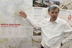 Organizátor soutěže Igor Kovačević představuje vítězný návrh - foto