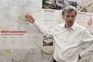 Organizátor soutěže Igor Kovačević představuje vítězný návrh - foto