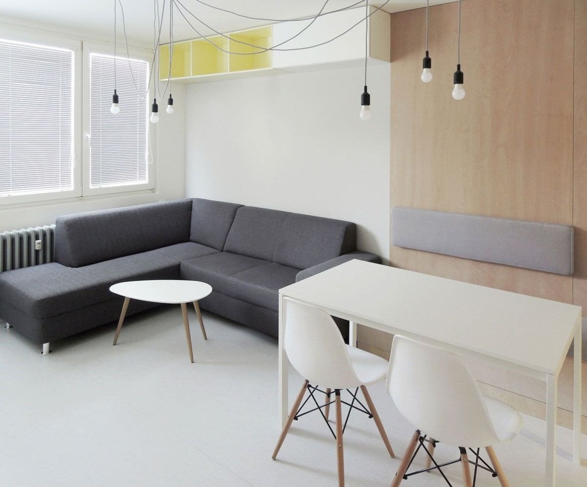 Rohová rozkládací sedačka umožňuje i v malém bytě ubytování návštěvy. Studio ČTYŘI STĚNY, Rekonstrukce bytu v Krči - foto