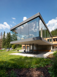 Přístavba hotelu U Holubů v Čeladné z dílny Kamil Mrva Architects