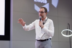 Provázel jí Lukáš Trčka, jednatel Technologického inovačního centra ve Zlíně.