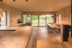 Dřevostavby VESPER HOMES spojují krásnou architekturu, zdravé prostředí i příjemnou atmosféru. (Na obrázku rodinný dům na Slapech)