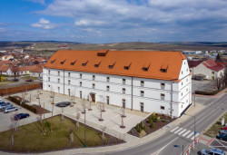 Transformace barokní sýpky ve Velkých Pavlovicích na hotel Lotrinský, EA architekti