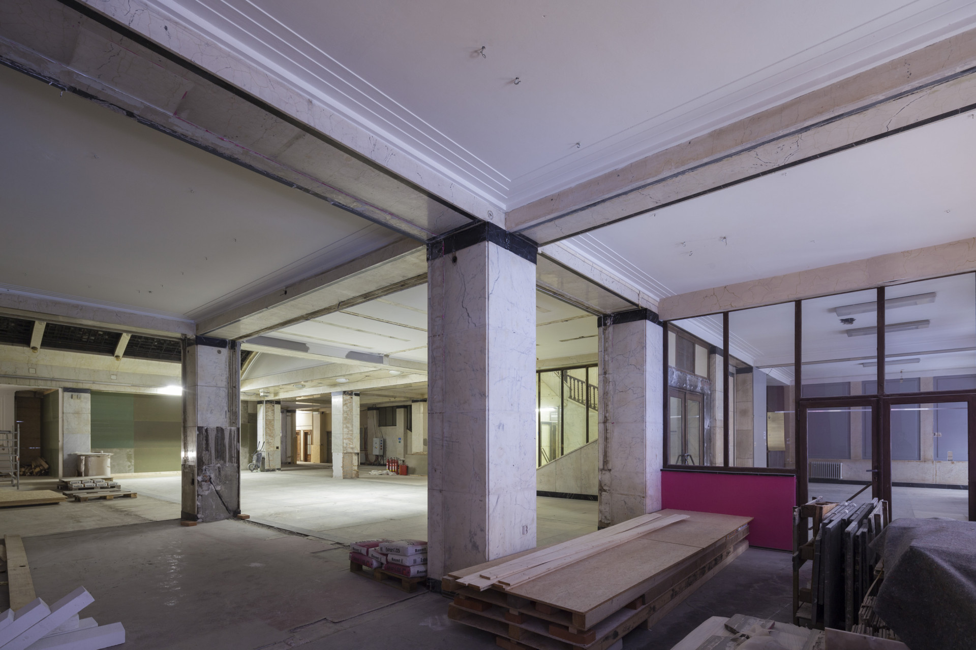 Prostor bankovní haly před rekonstrukcí.