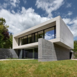 Beton jako zadání. Stempel & Tesar navrhli vilu v Troji chráněnou před ruchem města