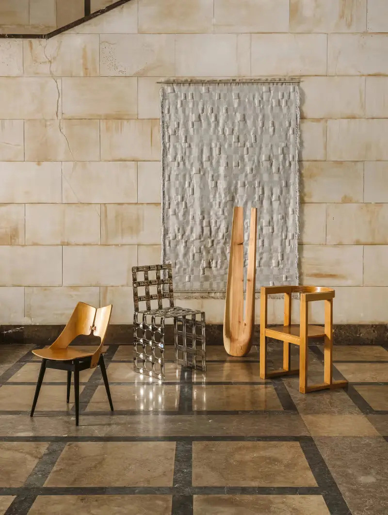 Na výstavě Polish Modernism. A struggle for beauty vedle sebe přirozeně fungují produkty, které dělí desítky let. 