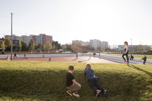 Revitalizace areálu kasáren ve Vysokém Mýtě, Barbora Srpková, Martin Lukáč: Vedle hlavního hřiště jsou zatravněné terasy pro piknikování