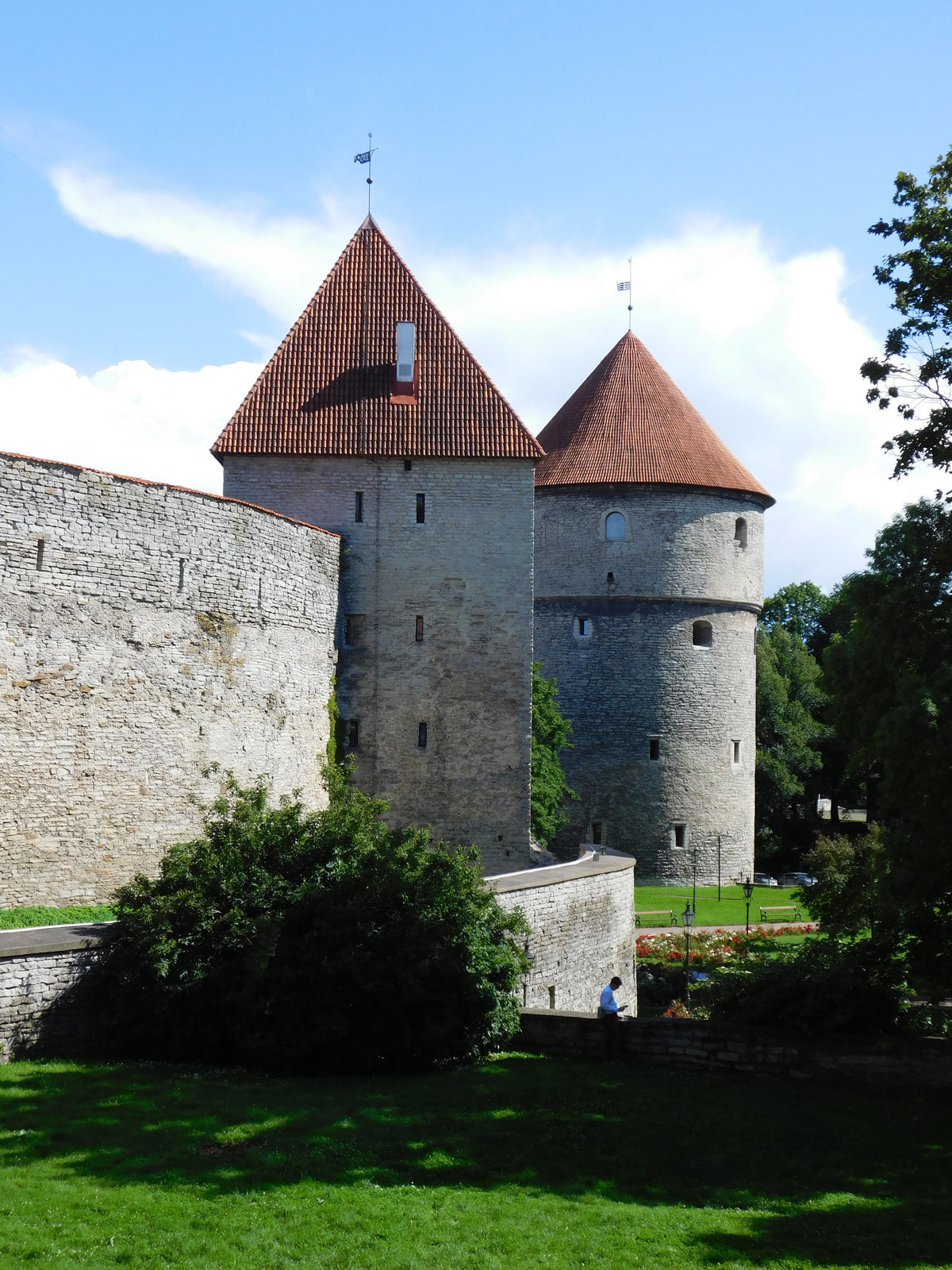 Městské hradby Tallinnu s obrannými věžemi jsou jedním z nejlépe dochovaných středověkých opevnění v Evropě.