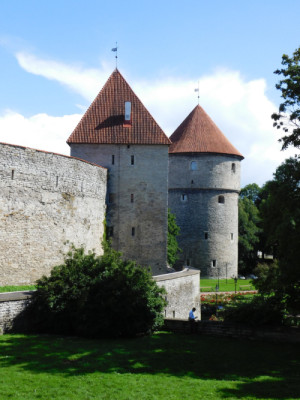 Městské hradby Tallinnu s obrannými věžemi jsou jedním z nejlépe dochovaných středověkých opevnění v Evropě.
