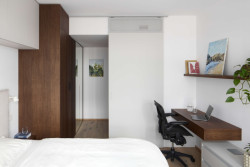 Další místo pro práci je v ložnici (Interiér bytu Karlín; PANIKHORN)