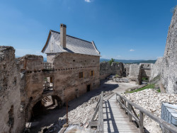 Hospodářská budova na hradě Uhrovec, Atelier ô / Martin Varga, Martin Kvitkovský, Pavol Pauliny