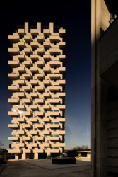 Tower 15 v Leça da Palmeira už nyní doplňuje čtvrť s různě starými výškovými budovami. (Tower 15 v Leça da Palmeira v Portugalsku, OODA)