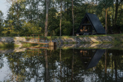 Aleš Polák si v jižních Čechách postavil chatu u rybníka. Je postavena ze dřeva, které vysázel jeho dědeček.