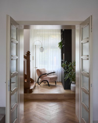 Ani interiérové dveře se nedaly zachovat, nahradily je jejich kopie. (Rekonstrukce vily na Vinohradech; Atelier Hajný)