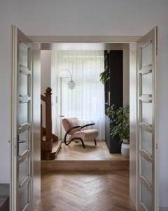 Ani interiérové dveře se nedaly zachovat, nahradily je jejich kopie. (Rekonstrukce vily na Vinohradech; Atelier Hajný)