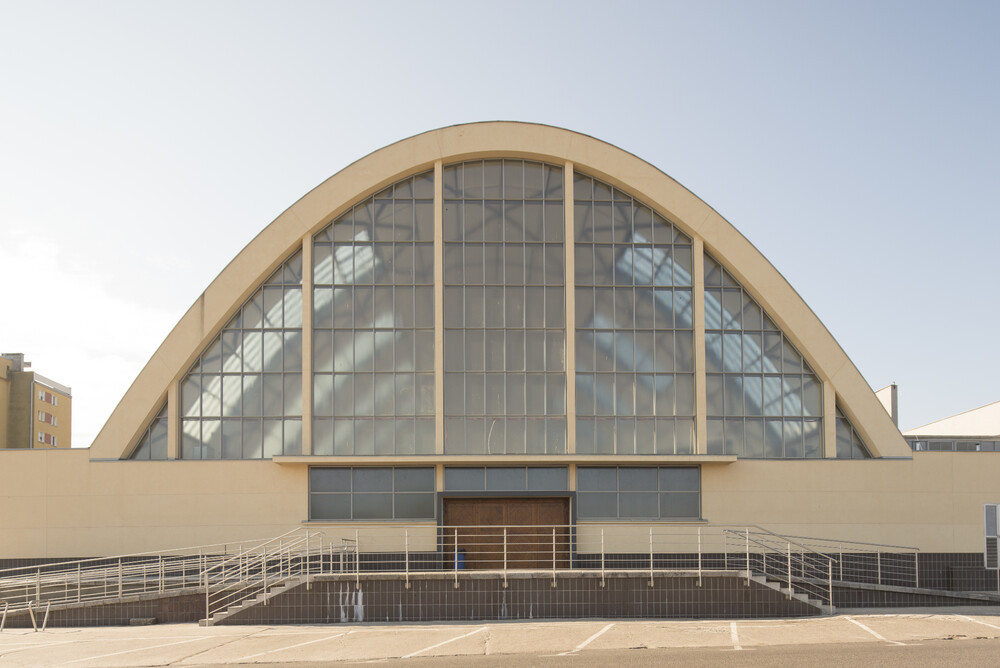 Tržnice z let 1935–1938 patří k významným polským architektonicko-inženýrským počinům a vysloužila si za to v době svého vzniku velkou mediální pozornost. Jerzy Müller a Stefan Reychman ji navrhli jako klenutou halu nesenou devíti ocelovými příhradovými nosníky o výšce 18 metrů a rozpětí 35 metrů. Konstrukce umožnila výrazně prosklít průčelí i střechu a vpustit dovnitř maximum denního světla.