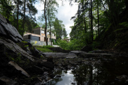 Moderní dřevostavba na Zbraslavi od Lukáše Pejsara