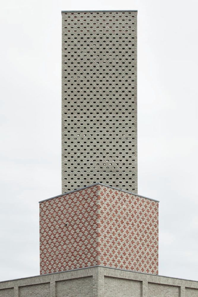 Monadnock, dominanta obce Nieuw-Bergen, detail věže, foto