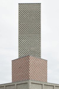Monadnock, dominanta obce Nieuw-Bergen, detail věže, foto