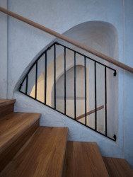 Stěny schodiště zdobí kletovaný štuk. (Rekonstrukce měšťanský dům na Valdštejnském náměstí, Formafatal)