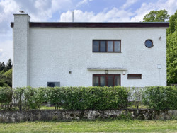 Nespeky - Zajímavý funkcionalistický dům s výraznou lodžií, komínem a kruhovým oknem. Autor a rok stavby neznámý (Odhad 20 - 30. léta). Ulice Sokolská