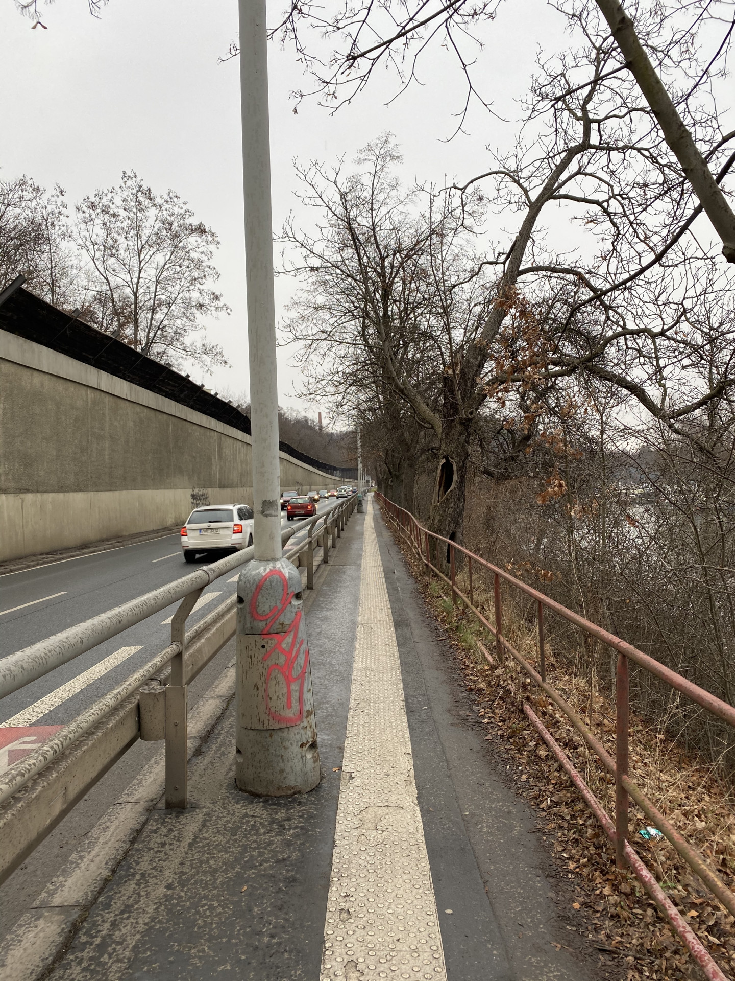 Mezi mostem Barikádníků a Libní povede pobřežní stezka pro pěší i cyklisty. Stavební akce je počáteční etapou dlouhodobého projektu Povltavské promenády.