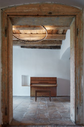 Rekonstrukce hostince Na Lisu v Brzánkách, Jan Veisser: Chodbu osvětluje lustr autorsky navržený architektem Janem Veisserem