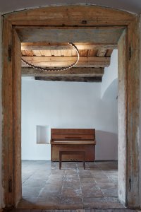 Rekonstrukce hostince Na Lisu v Brzánkách, Jan Veisser: Chodbu osvětluje lustr autorsky navržený architektem Janem Veisserem