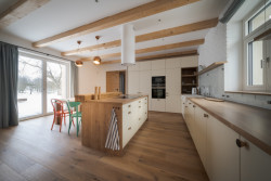 Stavení s červenou pumpou od DESTYL architekti