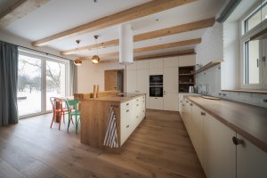 Stavení s červenou pumpou od DESTYL architekti