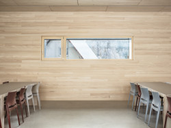 Jídelna podle návrhu Nikoly Tomkové rozšiřuje budovu základní školy ve Vyžlovce