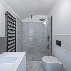 Architektka Tereza Čudová Ajmová zrekonstruovala dřevostavbu na Nymbursku.