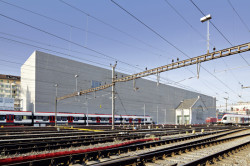 Budova muzea stojí na obdélníkovém půdoryse a hmotově se přizpůsobuje sousednímu nádraží