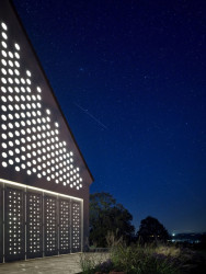 V noci stavba září do krajiny. (Dům Oskar, Jan Žaloudek)