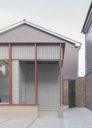 Přístavba rodinného domu v Londýně, Artefact: Architekti na kontext zareagovali kontrastem a unifikovanost sídliště narušit barevnou přístavbou s osobitým architektonickým jazykem